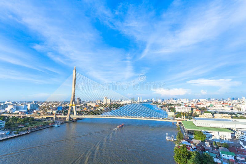 het verkeer op Praram acht brug bij nightThe Rama acht Brug is royalty-vrije stock foto's het verkeer op Praram acht brug bij nightThe Rama acht Brug is royalty-vrije stock foto's