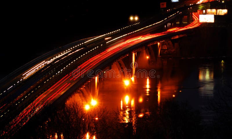 Het verkeer van de nacht op de brug stock afbeeldingen Het verkeer van de nacht op de brug stock afbeeldingen