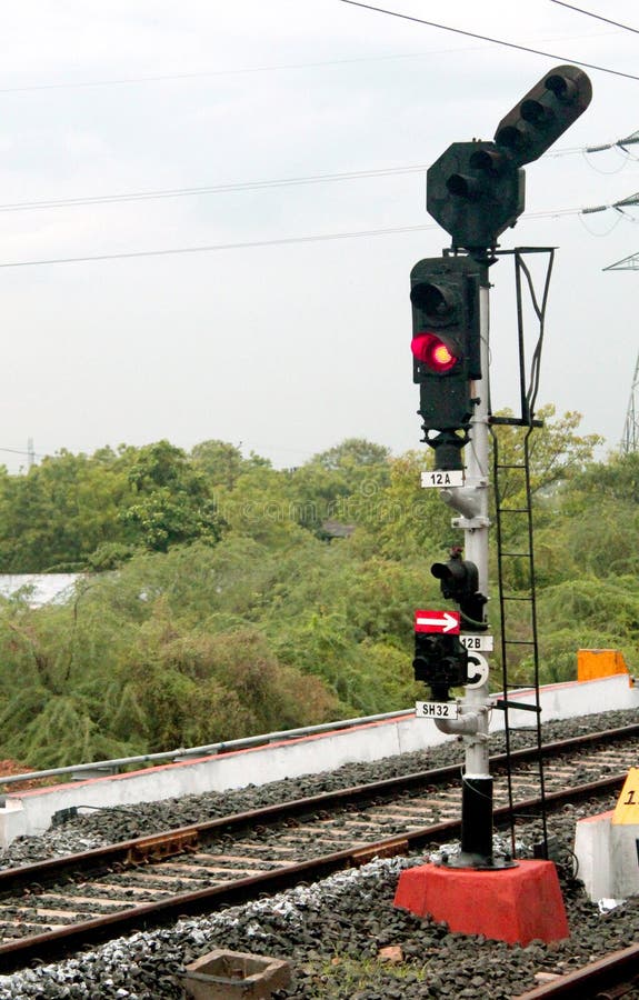 Het verkeerslicht toont rood signaal op spoorweg royalty-vrije stock afbeeldingen Het verkeerslicht toont rood signaal op spoorweg royalty-vrije stock afbeeldingen