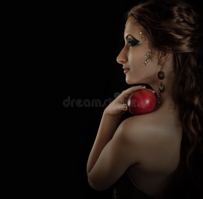 Het verleidelijke stellende meisje van het portret met appel