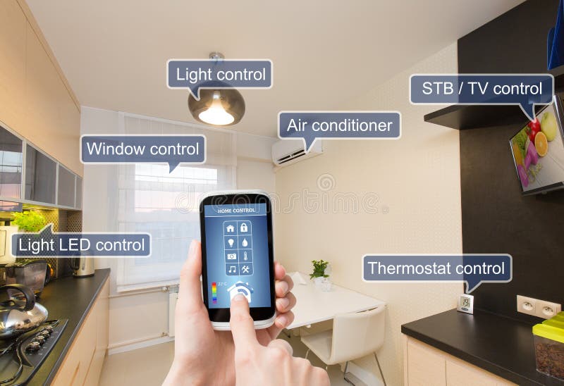 Het verre systeem van de huiscontrole op een slimme telefoon stock afbeeldingen Het verre systeem van de huiscontrole op een slimme telefoon stock afbeeldingen