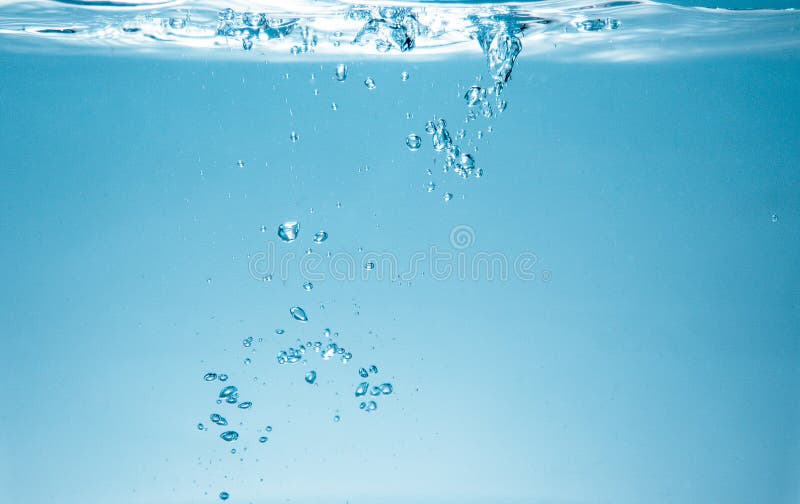 Het verse bruisende water in het glas met bellenachtergrond, sluit omhoog mening, gezondheid, dieetvoeding royalty-vrije stock foto Het verse bruisende water in het glas met bellenachtergrond, sluit omhoog mening, gezondheid, dieetvoeding royalty-vrije stock foto