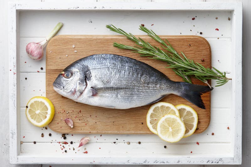 Het verse ruwe overzeese brasem koken stock fotografie Het verse ruwe overzeese brasem koken stock fotografie
