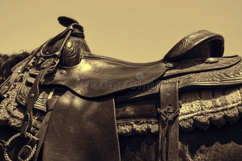Het versleten zadel van het leer westelijke paard royalty-vrije stock foto Het versleten zadel van het leer westelijke paard royalty-vrije stock foto