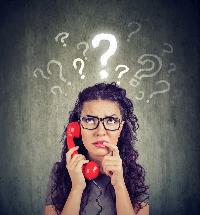 Het verstoorde ongerust gemaakte verwarde vrouw spreken op een telefoon heeft vele vragen royalty-vrije stock afbeeldingen Het verstoorde ongerust gemaakte verwarde vrouw spreken op een telefoon heeft vele vragen royalty-vrije stock afbeeldingen