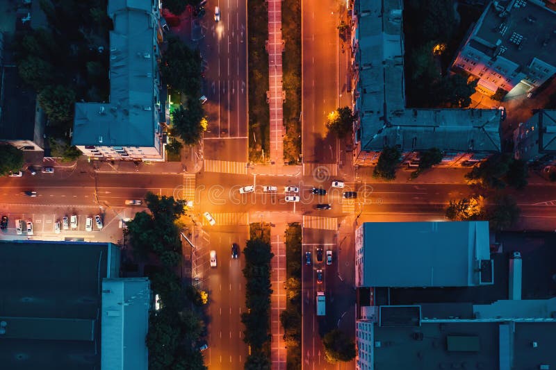 Het vervoer van de nachtstad of kruispunt aeril hoogste mening, autoverkeer en verlichte straten met gebouwen, hommelschot stock afbeeldingen Het vervoer van de nachtstad of kruispunt aeril hoogste mening, autoverkeer en verlichte straten met gebouwen, hommelschot stock afbeeldingen