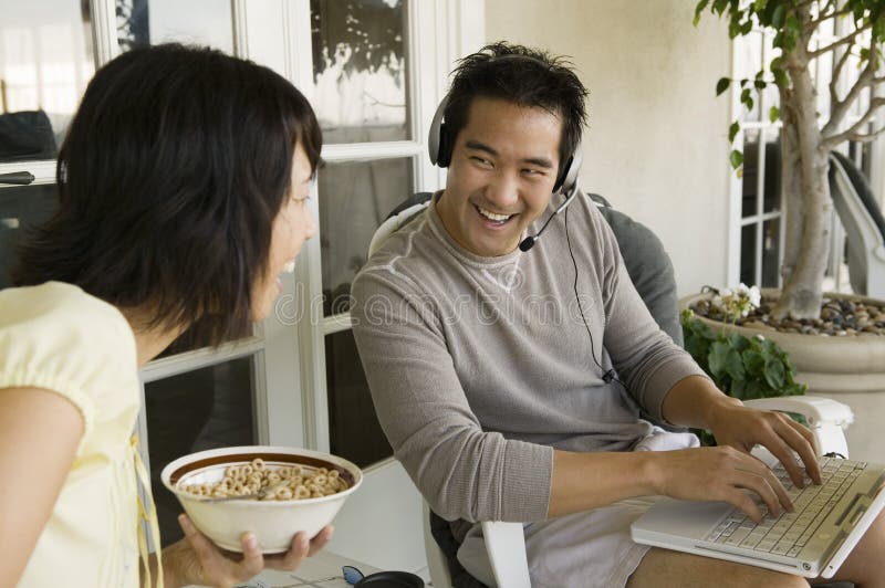 Echtpaar videochatten via internet royalty-vrije stock fotografie
