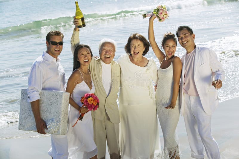 Het vieren van de familie huwelijk op strand royalty-vrije stock foto's Het vieren van de familie huwelijk op strand royalty-vrije stock foto's