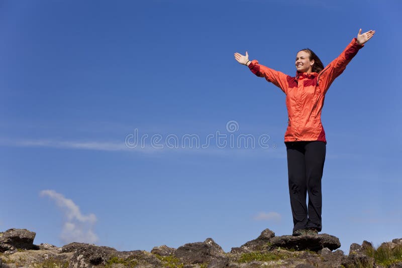 Het Vieren van de vrouw Voltooiing bovenop een Berg stock fotografie Het Vieren van de vrouw Voltooiing bovenop een Berg stock fotografie