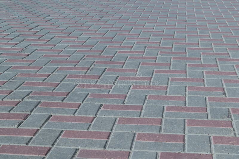 Het vierkant of op een stoep voerde met bruine en grijze tegels, straatstenen stock foto Het vierkant of op een stoep voerde met bruine en grijze tegels, straatstenen stock foto
