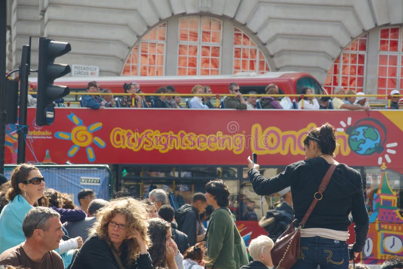 Het vierkant van Piccadilly in Londen overvol door toeristen royalty-vrije stock foto's Het vierkant van Piccadilly in Londen overvol door toeristen royalty-vrije stock foto's
