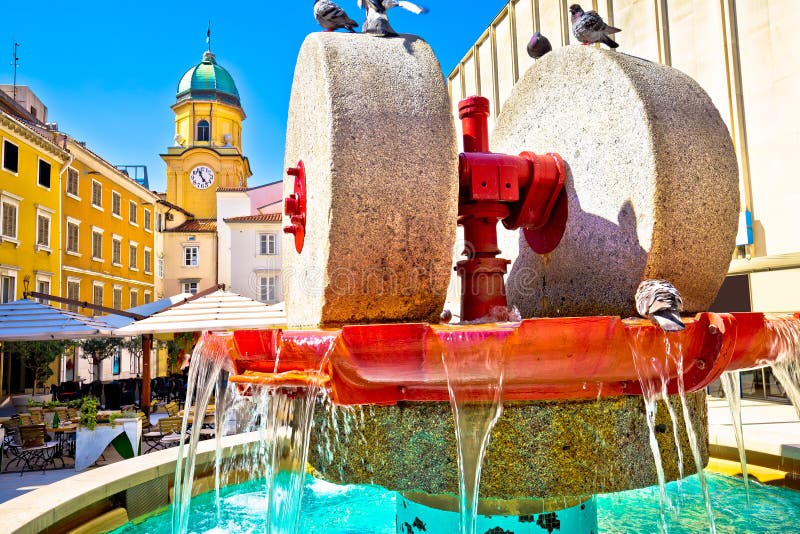 Het vierkant van Rijeka en fonteinmening met klokketorenpoort stock foto Het vierkant van Rijeka en fonteinmening met klokketorenpoort stock foto