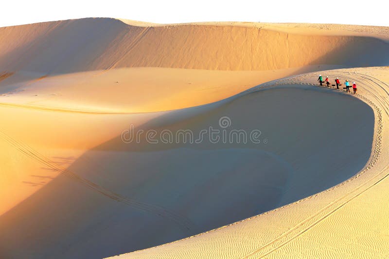 Het Vietnamese lopen bij zandduinen met schaduw tijdens zonsopgang stock afbeelding Het Vietnamese lopen bij zandduinen met schaduw tijdens zonsopgang stock afbeelding