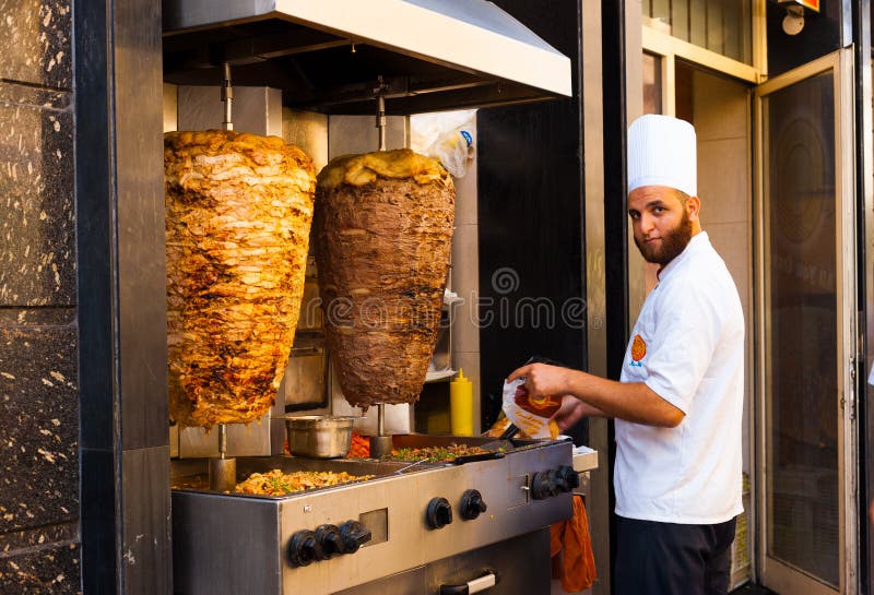 Kok Op De Bbq Grill Bij Een Restaurant Van Mendoza Kok Op De Bbq Grill Bij Een Restaurant Van Mendoza