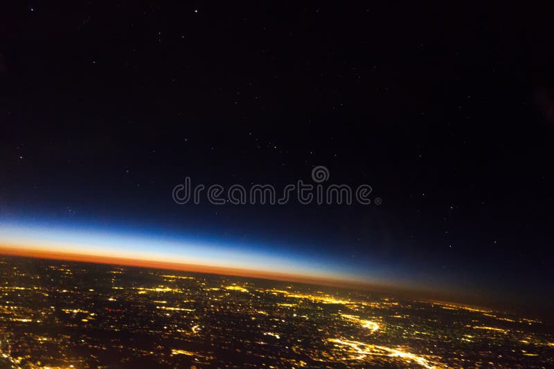 Het vliegen bij nacht over citiesbelow stock afbeeldingen Het vliegen bij nacht over citiesbelow stock afbeeldingen