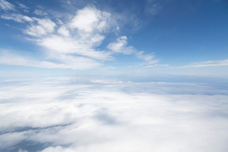 Het vliegen boven wolken, het concept van de hemel en de aarde