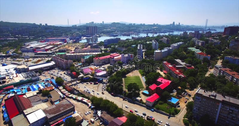 Het vliegen boven het woondistrict van Vladivostok Luchtmening van Mijnpark Rusland