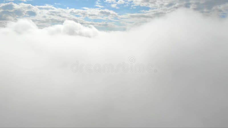 Het vliegen door wolken Blauwe hemel op de achtergrond van een bos van wolken Wolken die, bewegende hemelse hemel videolengte vli