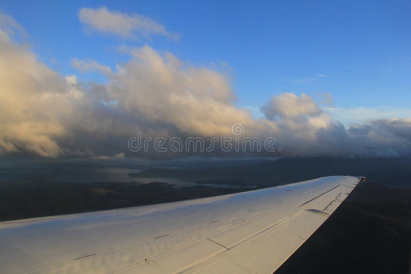 Het vliegen in wolken royalty-vrije stock fotografie Het vliegen in wolken royalty-vrije stock fotografie