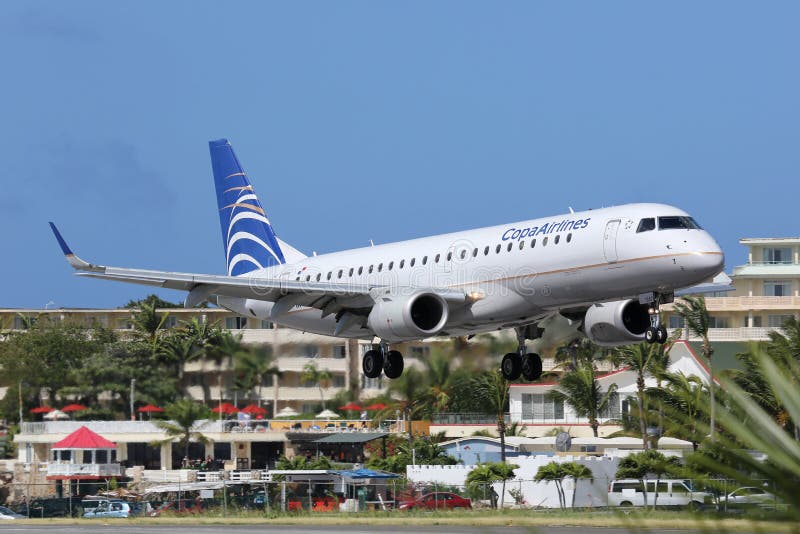 Het vliegtuig die van Copa Airlines Embraer ERJ190 St Maarten airpor landen stock afbeeldingen Het vliegtuig die van Copa Airlines Embraer ERJ190 St Maarten airpor landen stock afbeeldingen