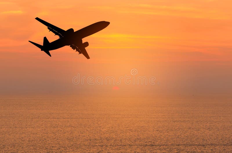 Het vliegtuig die van de silhouetpassagier binnen aan exorbitante hoogte tijdens zonsondergangtijd wegvliegen royalty-vrije stock afbeelding Het vliegtuig die van de silhouetpassagier binnen aan exorbitante hoogte tijdens zonsondergangtijd wegvliegen royalty-vrije stock afbeelding