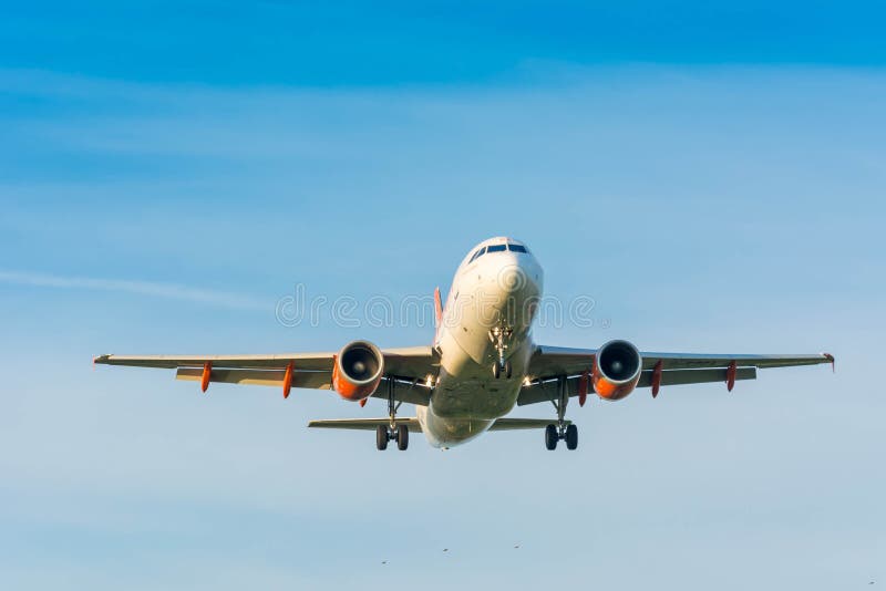 Het vliegtuig van Easyjet-Luchtbus A319-100 g-EZGA treft voor het landen voorbereidingen stock afbeelding Het vliegtuig van Easyjet-Luchtbus A319-100 g-EZGA treft voor het landen voorbereidingen stock afbeelding