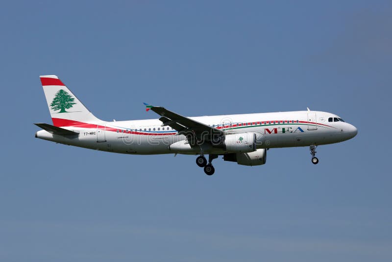 Het vliegtuig van Middle East Airlines MEA Airbus A320 royalty-vrije stock foto Het vliegtuig van Middle East Airlines MEA Airbus A320 royalty-vrije stock foto
