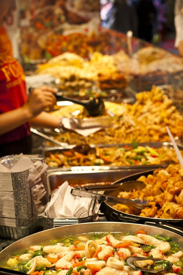 Het voedsel van de straat: Thais keuken kruidig buffet stock foto Het voedsel van de straat: Thais keuken kruidig buffet stock foto