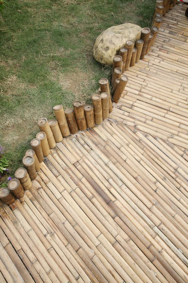 Het voetpad van het bamboe