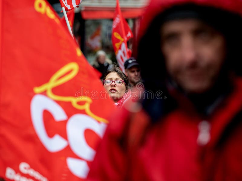 Het volwassen vrouw yeling bij protest tegen de Franse overheid s van Macron stock afbeeldingen Het volwassen vrouw yeling bij protest tegen de Franse overheid s van Macron stock afbeeldingen