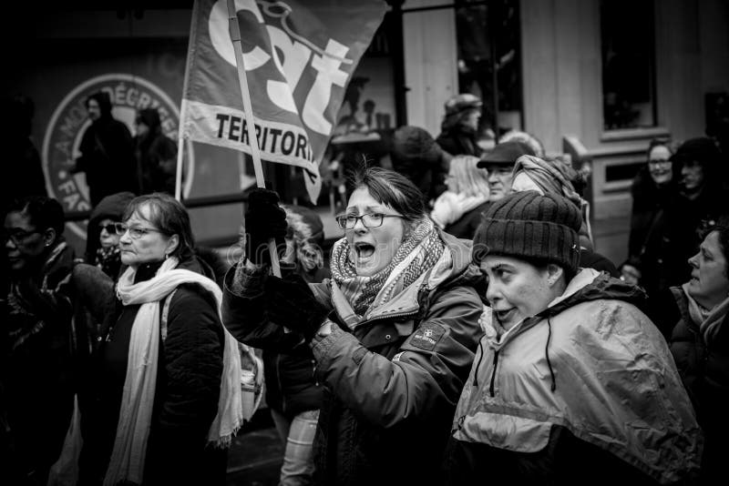 Het volwassen vrouw yeling bij protest tegen de Franse overheid s van Macron royalty-vrije stock foto Het volwassen vrouw yeling bij protest tegen de Franse overheid s van Macron royalty-vrije stock foto