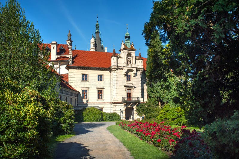 Het voor zijaanzicht van het Pruhonicekasteel royalty-vrije stock afbeelding Het voor zijaanzicht van het Pruhonicekasteel royalty-vrije stock afbeelding