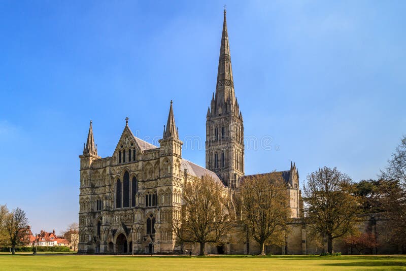 Vooraanzicht en het park van de Kathedraal van Salisbury het op zonnige dag, Zuiden Engeland