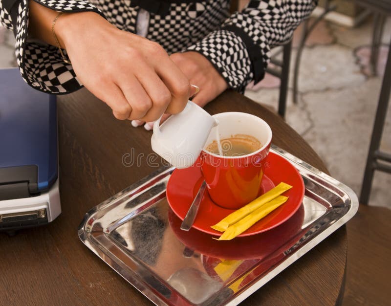 Het voorbereiden van koffie latte stock afbeelding Het voorbereiden van koffie latte stock afbeelding