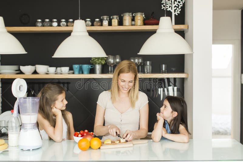 Het voorbereidingen treffen en het mengen smoothie stock afbeelding