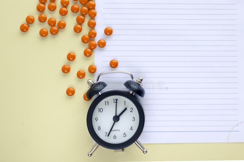 Het voorschrift, de drugs en de pillen, horloge, eten pillen op tijd, neerschrijven op papier De ruimte van het exemplaar royalty-vrije stock afbeelding Het voorschrift, de drugs en de pillen, horloge, eten pillen op tijd, neerschrijven op papier De ruimte van het exemplaar royalty-vrije stock afbeelding