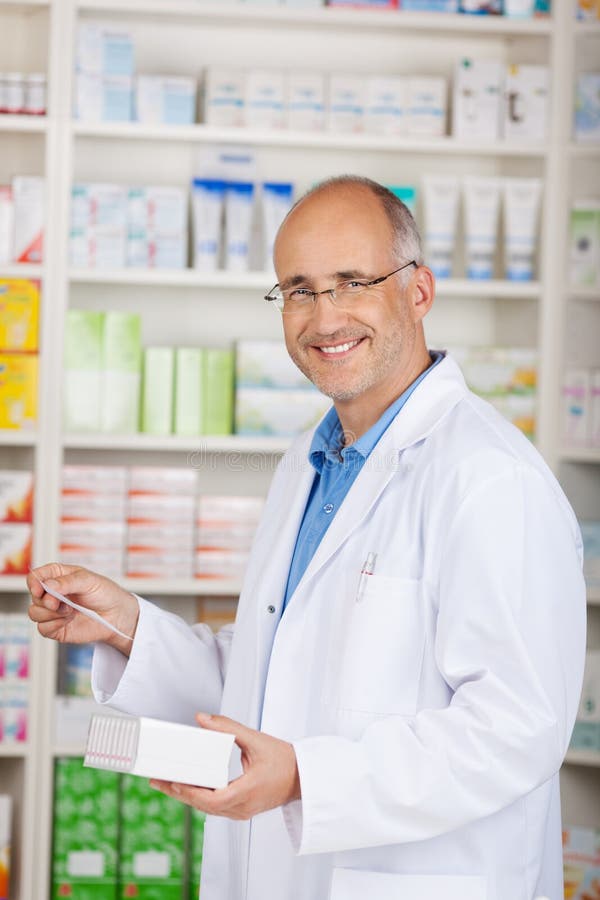 Het Voorschriftdocument van apothekerholding medicine and in Apotheek royalty-vrije stock afbeeldingen Het Voorschriftdocument van apothekerholding medicine and in Apotheek royalty-vrije stock afbeeldingen