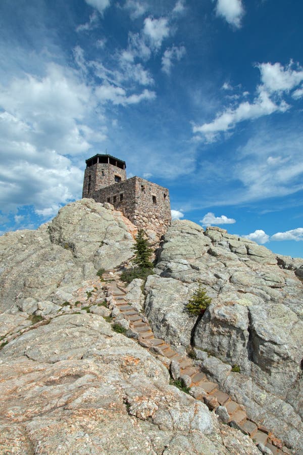 Het Vooruitzichttoren van de Harney Piekbrand met de stappen van het steenmetselwerk in Custer State Park in de Zwarte Heuvels va stock foto Het Vooruitzichttoren van de Harney Piekbrand met de stappen van het steenmetselwerk in Custer State Park in de Zwarte Heuvels va stock foto