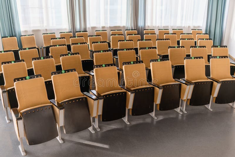 Het vouwen van stoelenclose-up Grote lege moderne conferentiezaal in luxehotel Publiek voor Sprekers bij Commerci?le overeenkomst stock afbeelding Het vouwen van stoelenclose-up Grote lege moderne conferentiezaal in luxehotel Publiek voor Sprekers bij Commerci?le overeenkomst stock afbeelding