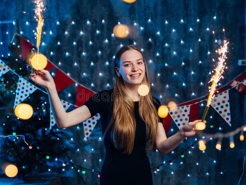 Het vrolijke jonge sterretje van de vrouwenholding ter beschikking Het nieuwe jaar van Kerstmis stock foto's Het vrolijke jonge sterretje van de vrouwenholding ter beschikking Het nieuwe jaar van Kerstmis stock foto's