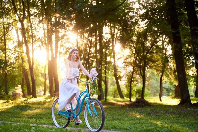 Het vrolijke vrouw cirkelen in het park stock afbeeldingen Het vrolijke vrouw cirkelen in het park stock afbeeldingen