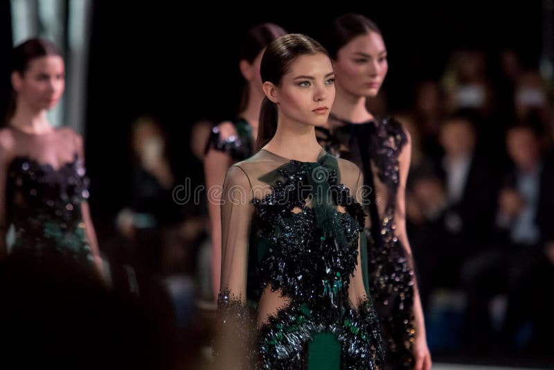 Het vrouwelijke model bij de modeshow Valentin Yudashkin in de Manierweek van Moskou, de daling-Winter 2016/2017 stock fotografie Het vrouwelijke model bij de modeshow Valentin Yudashkin in de Manierweek van Moskou, de daling-Winter 2016/2017 stock fotografie
