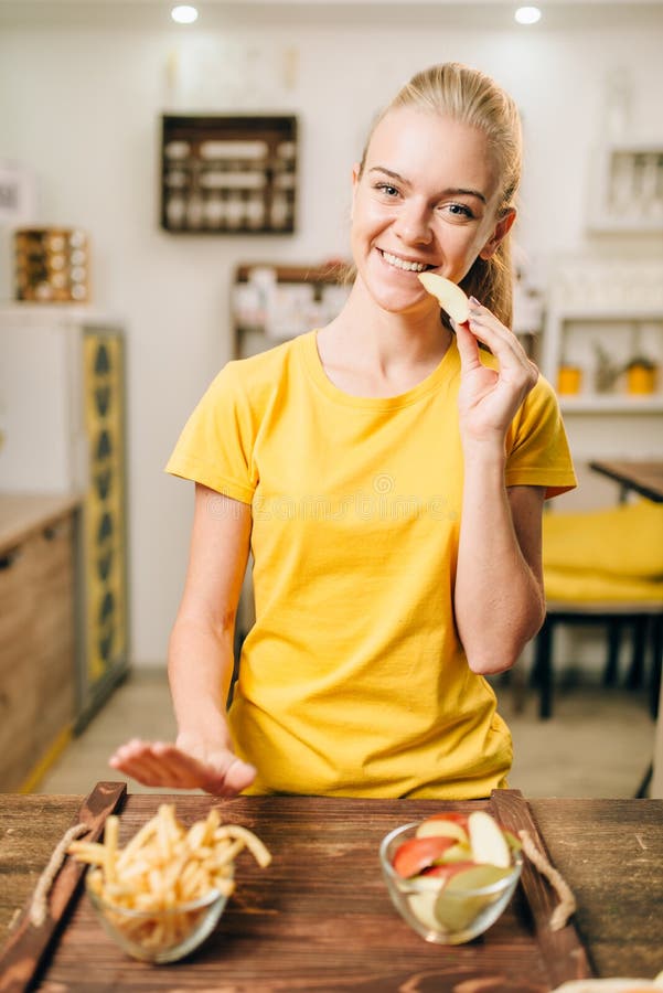 Het vrouwelijke persoon koken, natuurvoeding het voorbereidingen treffen royalty-vrije stock afbeeldingen Het vrouwelijke persoon koken, natuurvoeding het voorbereidingen treffen royalty-vrije stock afbeeldingen