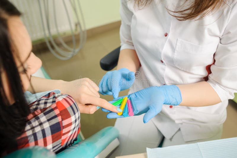 Het vrouwelijke tandarts werken bij tandkliniek met wijfje patien royalty-vrije stock afbeelding Het vrouwelijke tandarts werken bij tandkliniek met wijfje patien royalty-vrije stock afbeelding