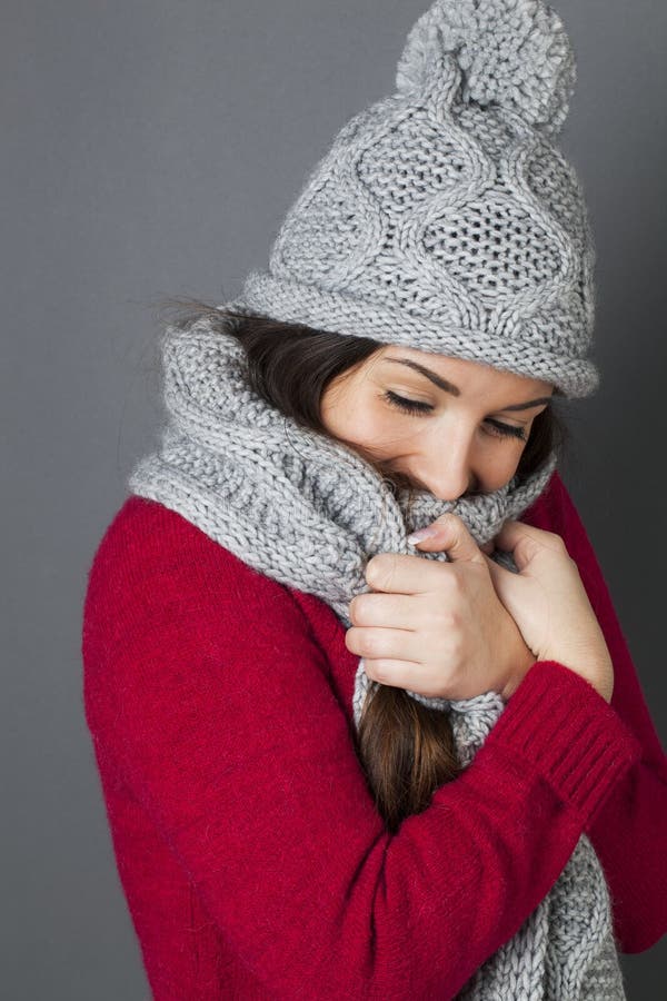 Het vrouwelijke tiener glimlachen, die verpakken in warme comfortabele de wintersjaal royalty-vrije stock foto's Het vrouwelijke tiener glimlachen, die verpakken in warme comfortabele de wintersjaal royalty-vrije stock foto's