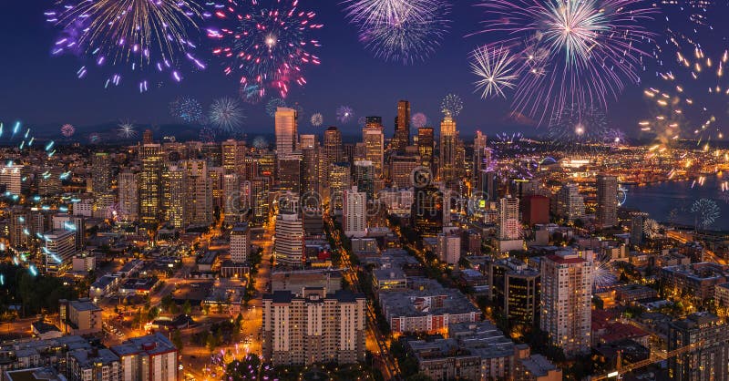 Het vuurwerk die van het de stadsnachtleven van Seattle nieuwe jarenvooravond, mening van de Ruimtenaald vieren stock foto Het vuurwerk die van het de stadsnachtleven van Seattle nieuwe jarenvooravond, mening van de Ruimtenaald vieren stock foto