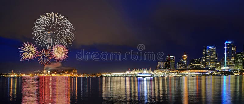 Het vuurwerk van de de Dagviering van Canada royalty-vrije stock afbeeldingen Het vuurwerk van de de Dagviering van Canada royalty-vrije stock afbeeldingen