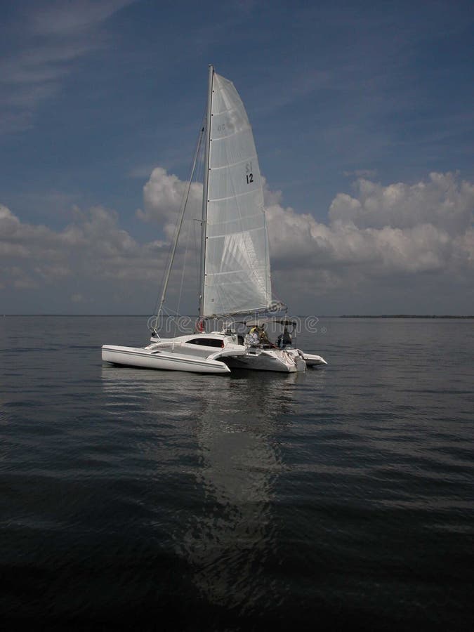 Het wachten van de trimaran royalty-vrije stock fotografie Het wachten van de trimaran royalty-vrije stock fotografie