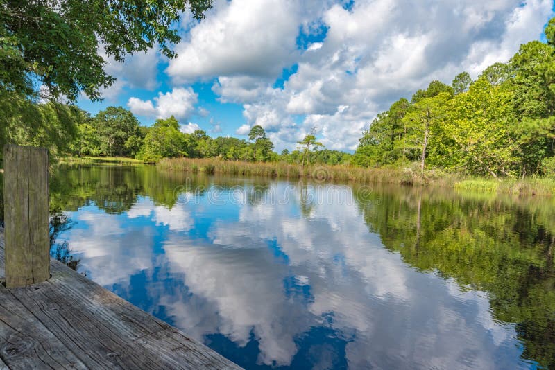 Het water van de de hemelbezinning van het lagunemoeras stock afbeelding Het water van de de hemelbezinning van het lagunemoeras stock afbeelding