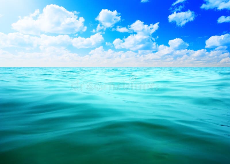 Het water van oceanen en blauwe hemel stock fotografie Het water van oceanen en blauwe hemel stock fotografie